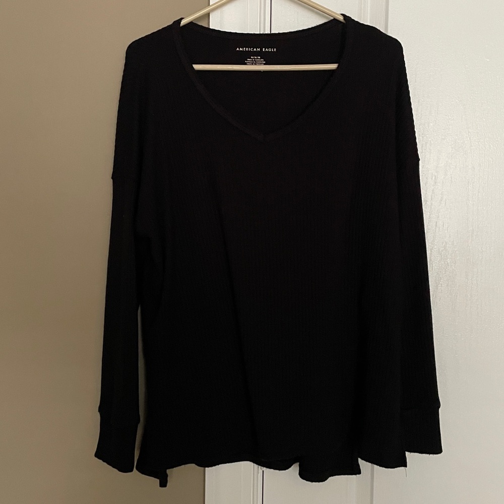American Eagle Women’s Ribbed V-Neck Long Sleeve Shirt. Size Medium.